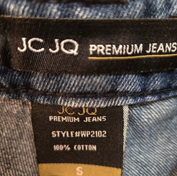 Very cute, high waste, distressed denim jean shorts. Great condition, size small - Picture 3 of 5